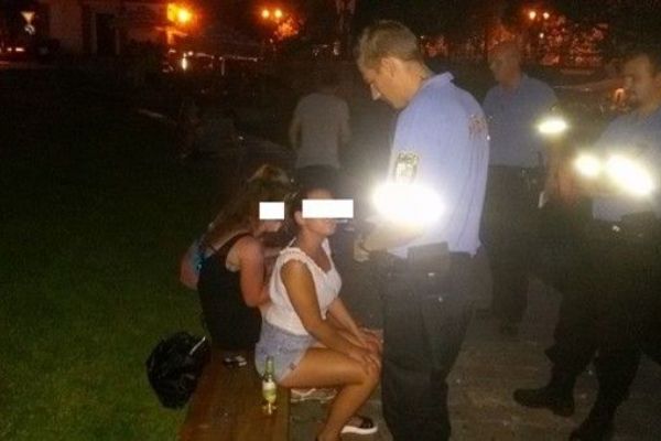 Strážníci v Plzni kontrolovali popíjení mladistvých, několik jich nachytali