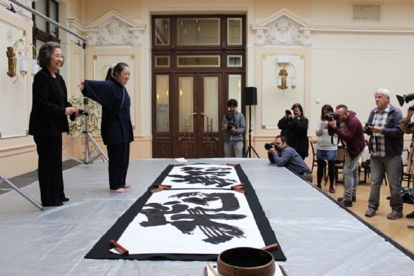 Západočeské muzeum představuje Tušový svět fenomenální kaligrafky Shoko Kanazawa