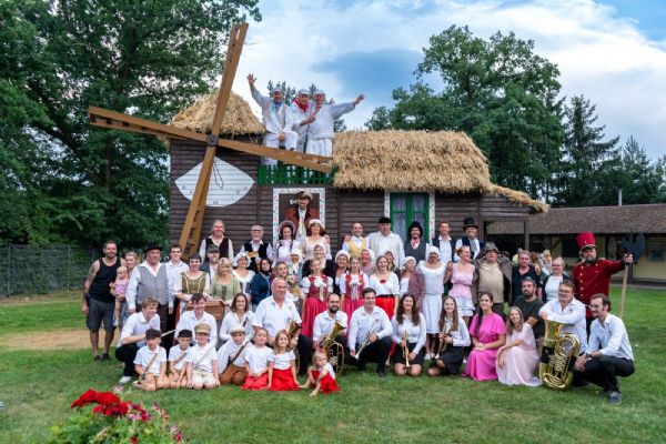 Kolovečský mlýn proměnil báby v krásné slečny a roztančil stovky diváků Kolovečský mlýn proměnil báby v krásné slečny a roztančil stovky diváků