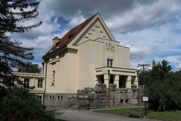 Zamčeni na hřbitově - Plzeň zkrátila otevírací dobu kvůli narkomanům Zamčeni na hřbitově - Plzeň zkrátila otevírací dobu kvůli narkomanům