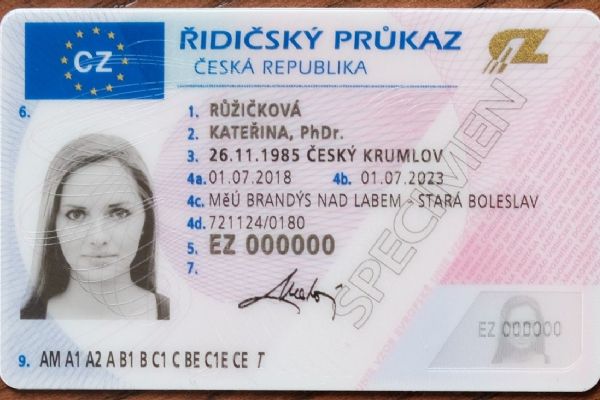 Až 225 tisíc řidičů a řidiček by si do konce roku mělo vyměnit svůj řidičský průkaz Až 225 tisíc řidičů a řidiček by si do konce roku mělo vyměnit svůj řidičský průkaz