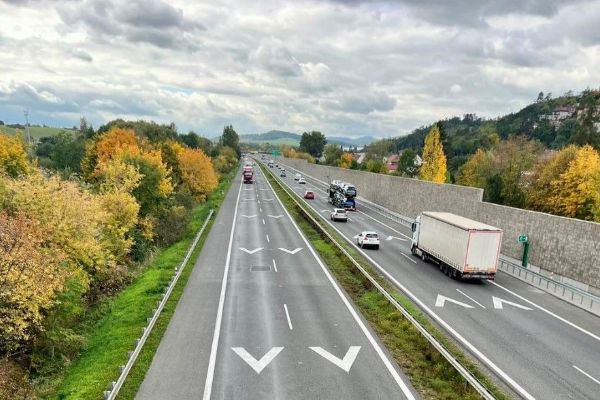 Nové značení pomáhá českým řidičům dodržovat bezpečnou vzdálenost