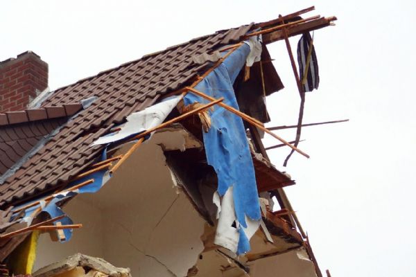Obyvatelé Otic, kterým bouřka nejvíc poničila dům, dostanou od kraje finanční podporu