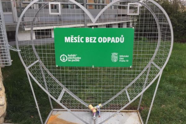 Praha 10 vystavila na Zahradním Městě velké srdce, chce motivovat ke sběru plechovek