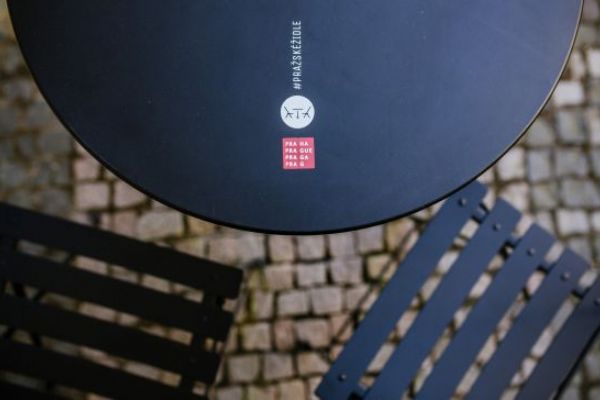 Pražské židle a stolky se loučí s IPR. Projekt bude mít na starosti Kreativní Praha