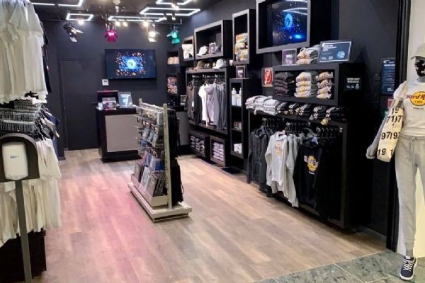 Společnost Hard Rock otevírá ikonický Rock Shop na Letišti Václava Havla Praha