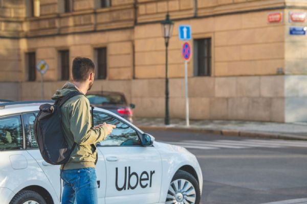 Taxislužbu na Letišti Václava Havla Praha bude zajišťovat společnost Uber