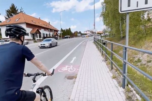 Veřejnost často netuší, jak se liší vyhrazené jízdní pruhy pro cyklisty Změnit by to mohla výuka cyklistické infrastruktury v autoškolách