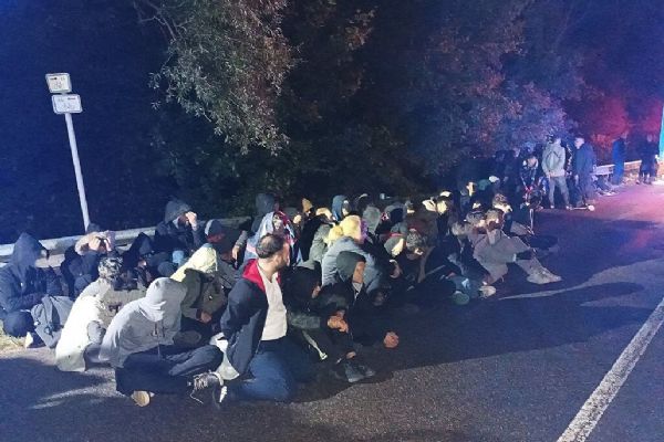 Migranti z Afriky nalezeni v kamionu u brněnského letiště Migranti z Afriky nalezeni v kamionu u brněnského letiště