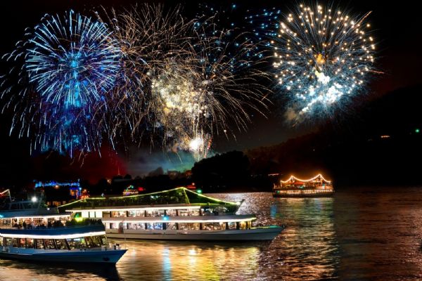 Rýn v plamenech: Nezapomenutelný ohňostrojový spektákl na řece Rýn Rýn v plamenech: Nezapomenutelný ohňostrojový spektákl na řece Rýn