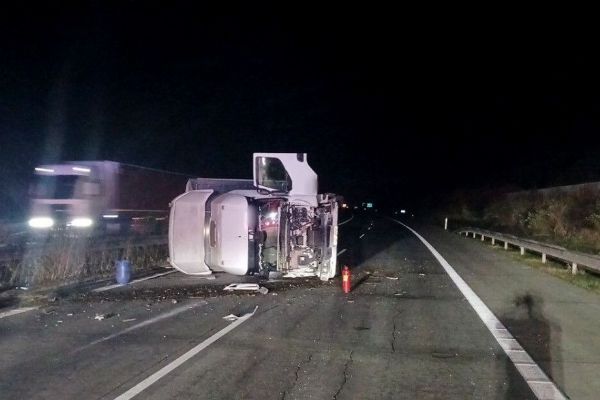 Dálnice D5 uzavřena - převrácený kamion a únik nafty způsobily chaos Dálnice D5 uzavřena - převrácený kamion a únik nafty způsobily chaos