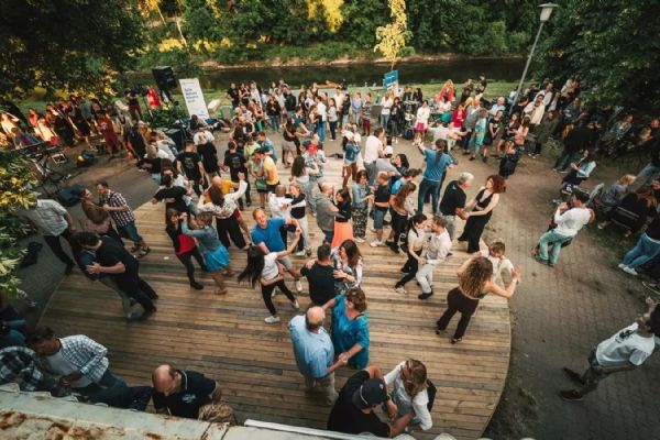 Kulturní léto v Plzni: náplavky ožijí koncerty, slam poetry a festivaly Kulturní léto v Plzni: náplavky ožijí koncerty, slam poetry a festivaly