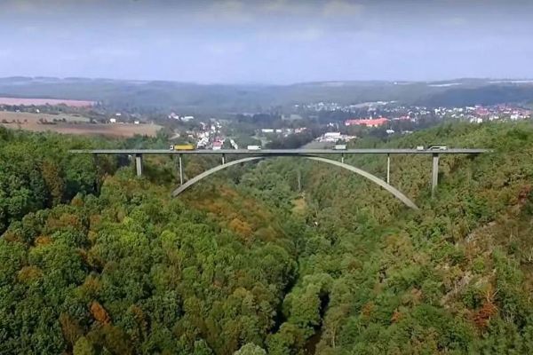Plasy staví nejvyšší most v ČR 87 metrů nad řekou Střelou Plasy staví nejvyšší most v ČR 87 metrů nad řekou Střelou