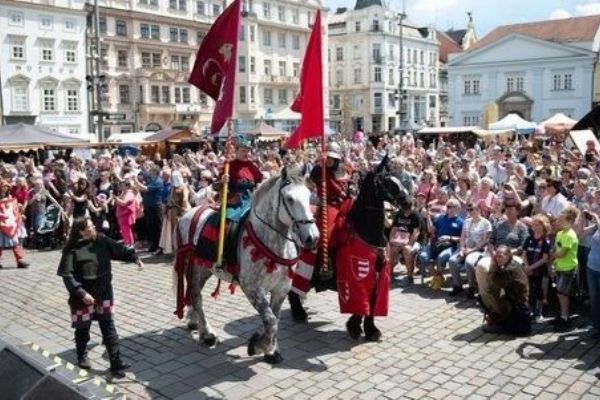 Král Václav II. a Guta na Historických slavnostech v Plzni Král Václav II. a Guta na Historických slavnostech v Plzni