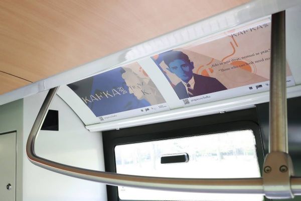 V Praze jezdí speciálně nazdobená tramvaj s portrétem Franze Kafky