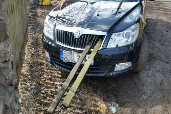 Abertamy: V podnapilém stavu poškodil dvě vozidla
