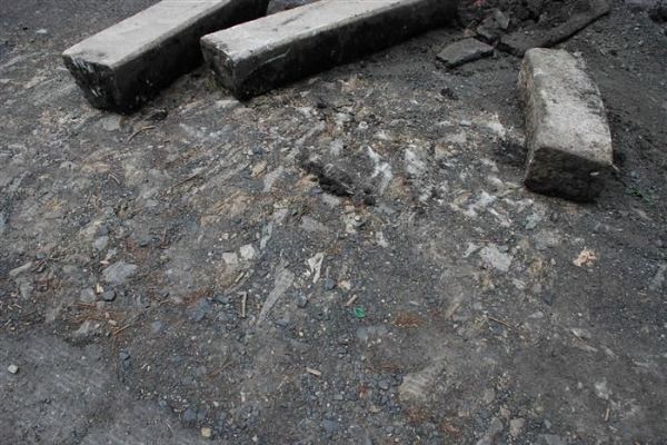 Aš: Pod asfaltem v Janáčkově ulici se našla původní kamenná cesta