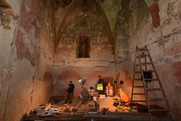 Bečov nad Teplou: Při průzkumu kaple byly nalezeny ozdobné prvky z relikviáře