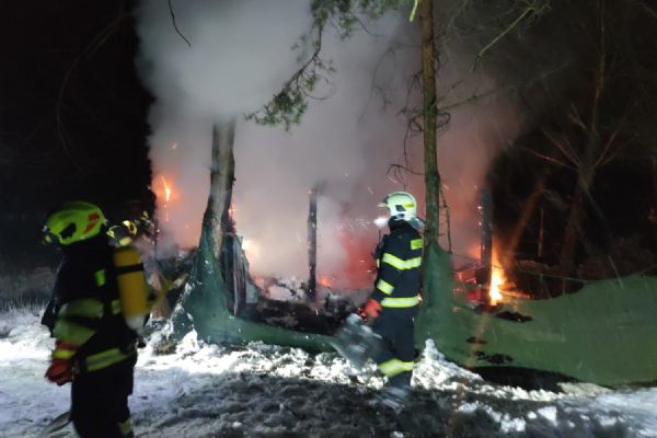 Božičany: Oheň zcela zničil chatu