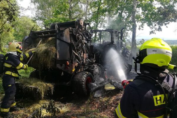 Cheb: Hasiči dnes likvidovali požár traktoru