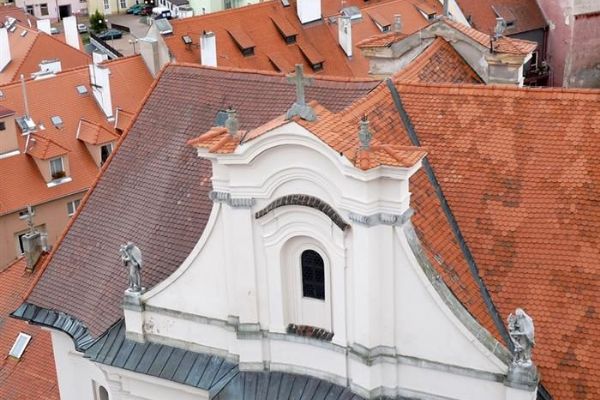 Cheb: Kostel sv. Kláry bude mít novou střechu