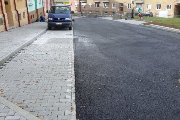 Cheb: Město dokončilo rekonstrukci komunikace v ulici Bezručova
