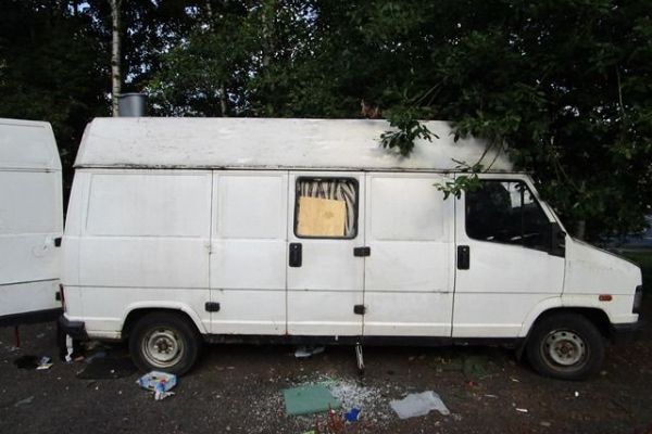 Cheb: Opuštěná vozidla slouží jako útočiště pro bezdomovce