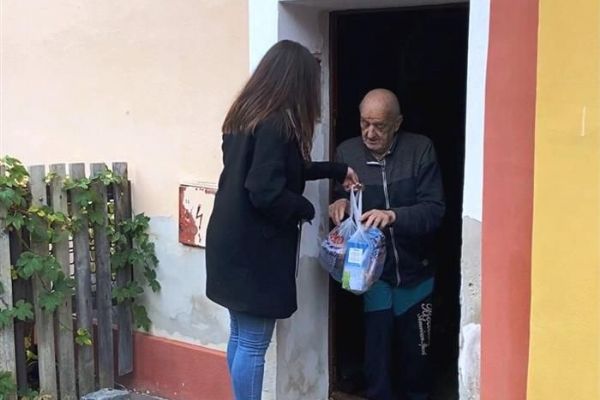 Cheb: Potravinové balíčky pomohly mnoha seniorům 