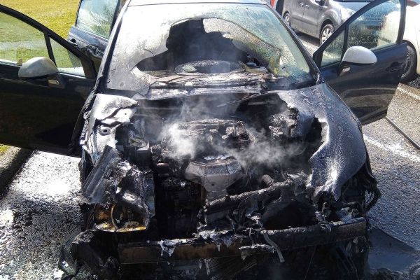 Cheb: Požár zcela zničil motorovou část vozidla
