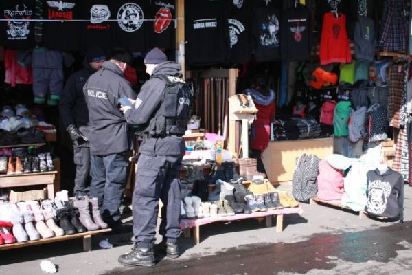 Chebsko: Dnes proběhla policejní akce na tržnicích. Zabaveny byly padělky za více jak milion
