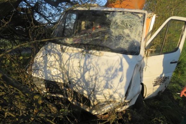 Chebsko: Z nákladního vozidla odlétl za jízdy větší předmět