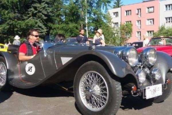 Chodov: Městem projede Karlovarská veteran rallye