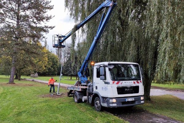 Chodov: Park osvítí nové lampy