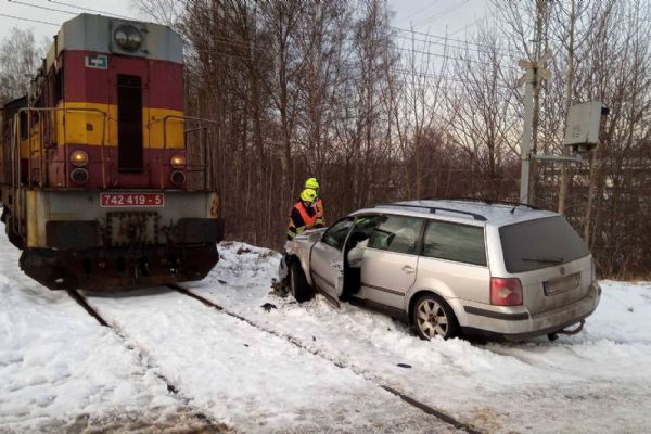 Citice: Střet nákladního vlaku s autem