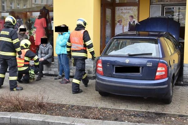 Drahovice: Osobní vozidlo narazilo do domu