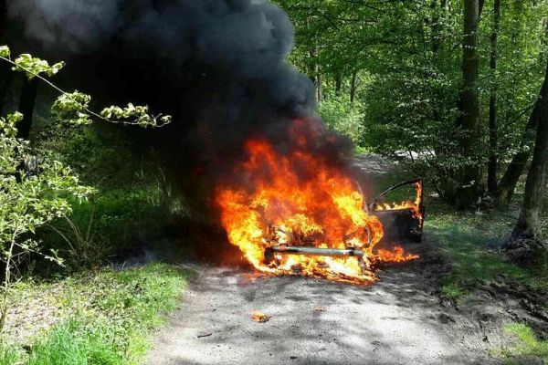 Hrušková: Oheň zcela zničil osobní auto
