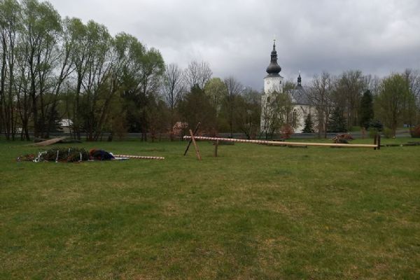 Jindřichovice: Vandal zničil ještě nevztyčenou májku