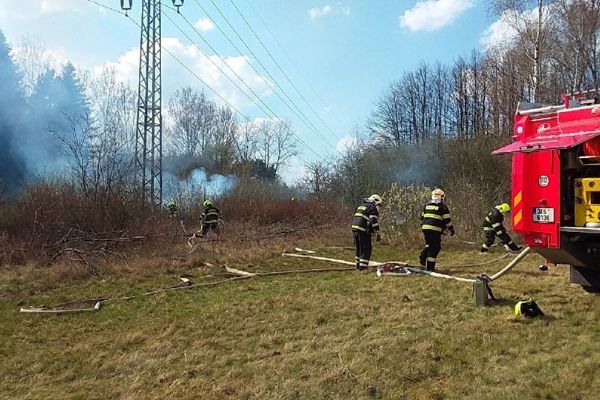 Karlovarsko: V posledním týdnu evidují hasiči několik požárů trávy