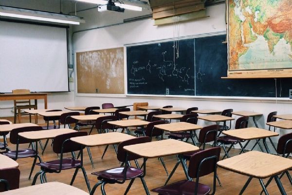 Karlovarský kraj: Bezpečnostní rada doporučí roušky ve všech prostorách škol