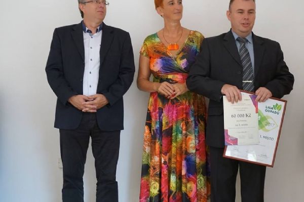 Karlovarský kraj ocenil nejlepší města a obce za třídění odpadu v roce 2017