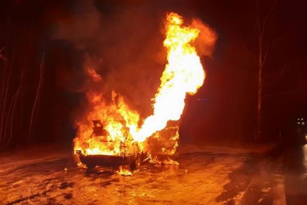 Karlovarský kraj: Technická závada. Osobní vozidlo zcela zničily plameny
