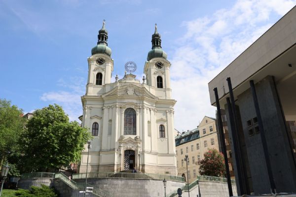 Karlovy Vary: K chrámu sv. Máří Magdalény se vrátila historická dlažba