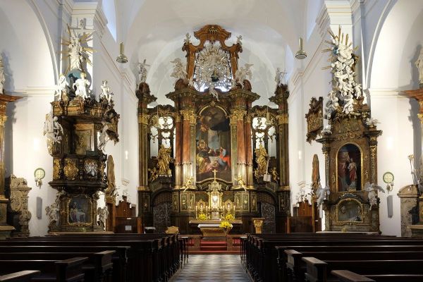 Karlovy Vary: Kostel sv. Máří Magdalény a podzemní krypta s kostnicí