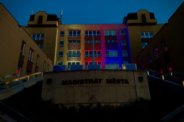 Karlovy Vary: Magistrát se rozsvítí v barvách trikolory