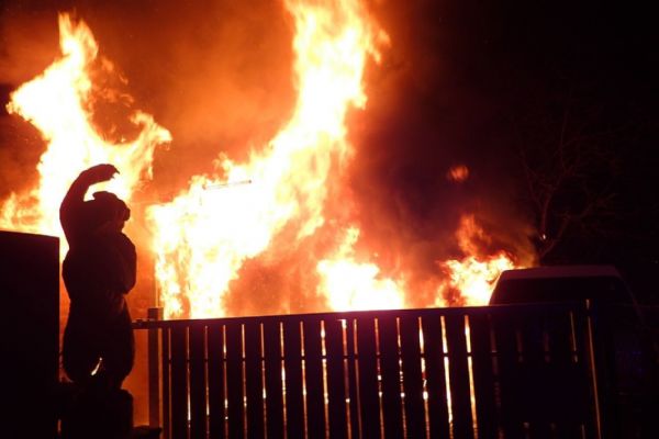 Karlovy Vary: Oheň zničil dvě vozidla a poškodil dřevostavbu