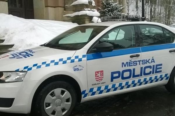 Karlovy Vary: S vozidlem narazil do zábradlí. Z místa nehody odešel