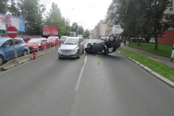 Karlovy Vary: Starší řidič nedal přednost a s vozidlem skončil na střeše