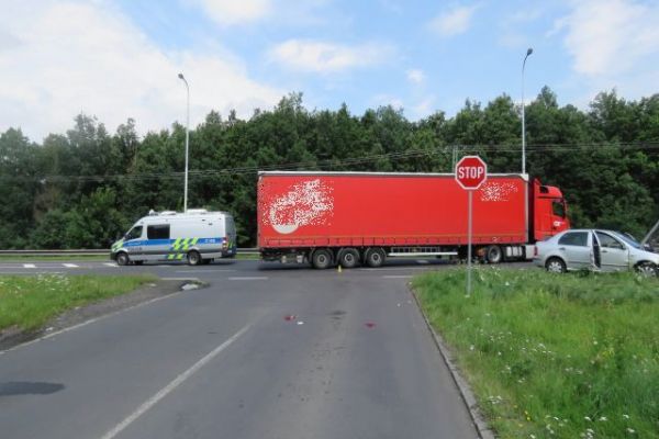 Karlovy Vary: Střet osobního vozidla s nákladním 