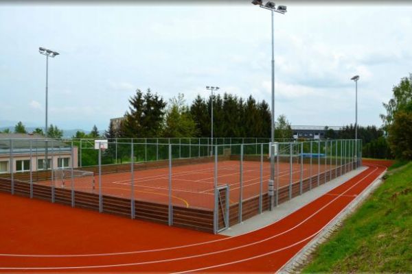 Plzeň přispěje na rekonstrukce školních sportovišť a vybavení jídelny