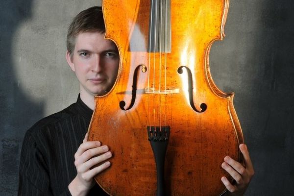 Karlovy Vary: Symfonický orchestr hostí violoncellistu Jamníka